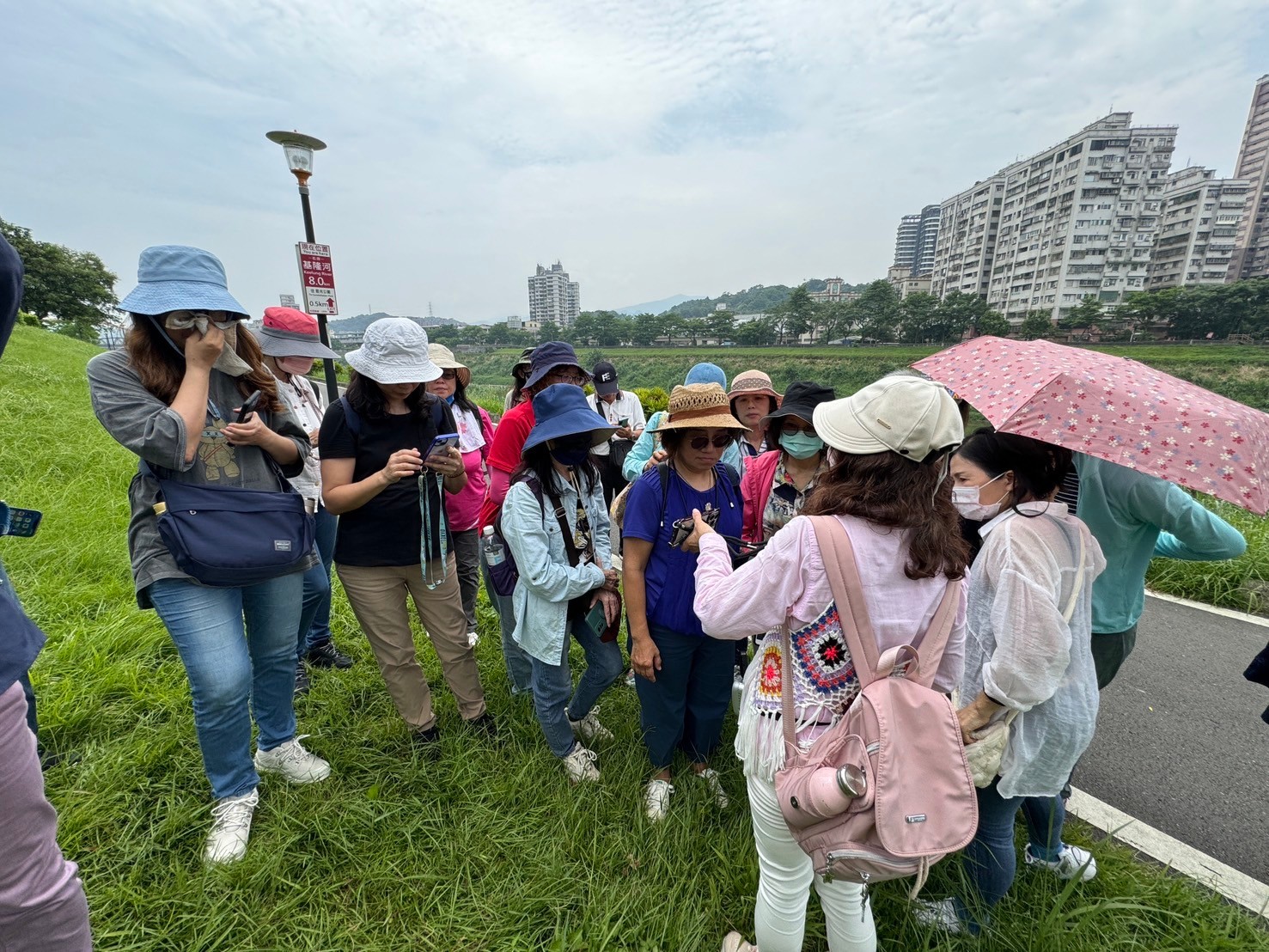 LINE_ALBUM_張娜手機班星光橋外拍花絮_240511_1.jpg