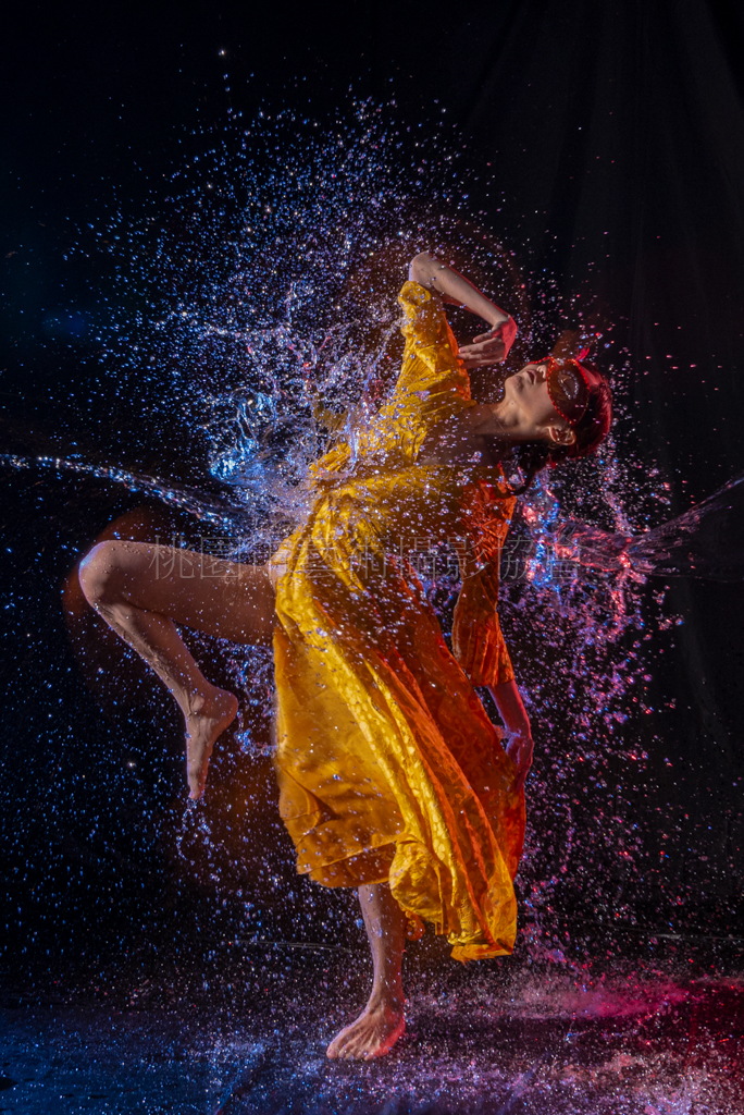 水花激盪
