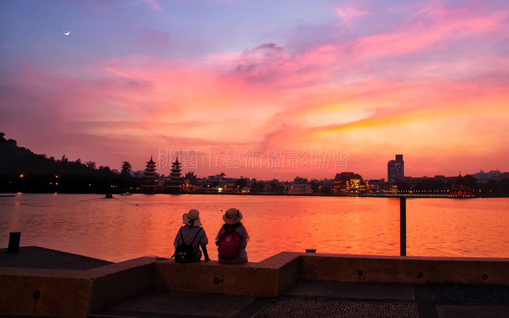 湖畔夕陽