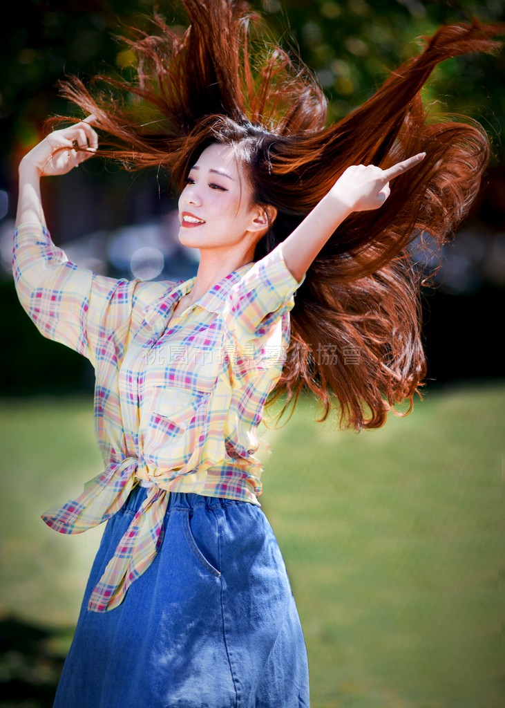 長髮飄飄