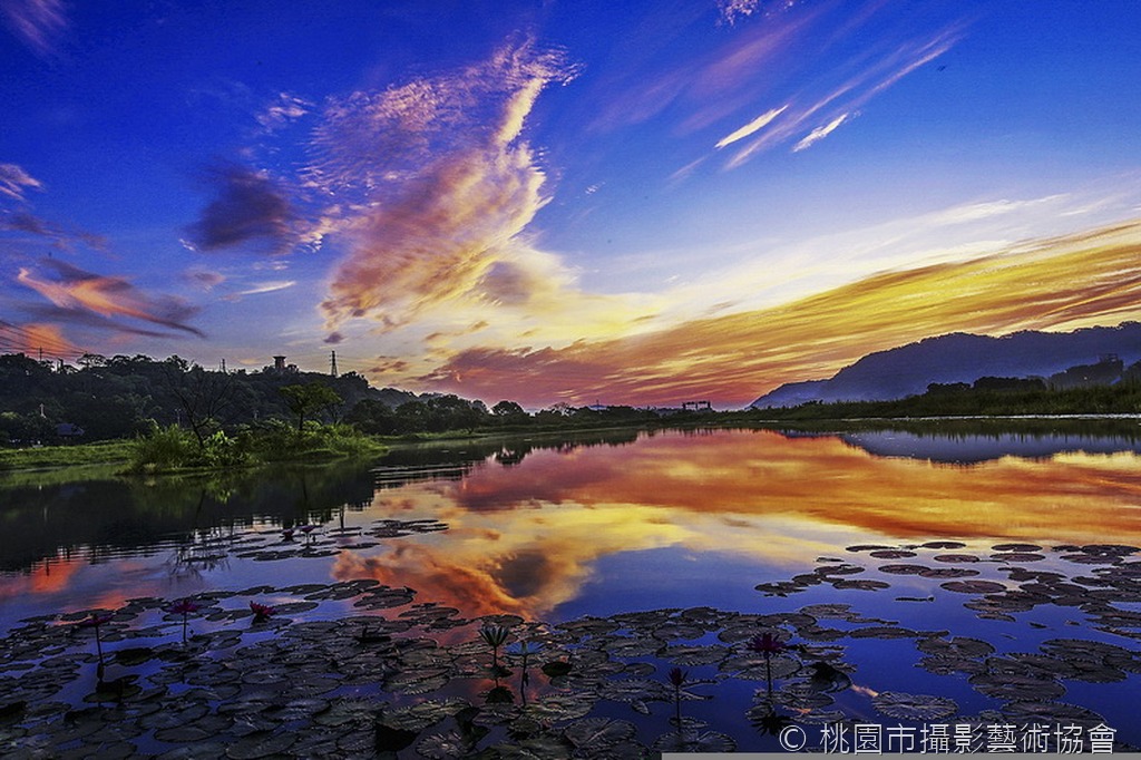 晨彩映湖