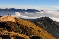 雲繞群山