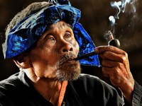 抽菸的老人