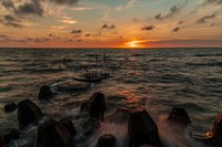 追逐浪花與夕陽的色彩