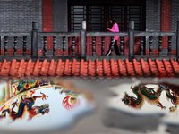 龍戲凡間