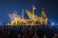 王船冥錢飄滿天